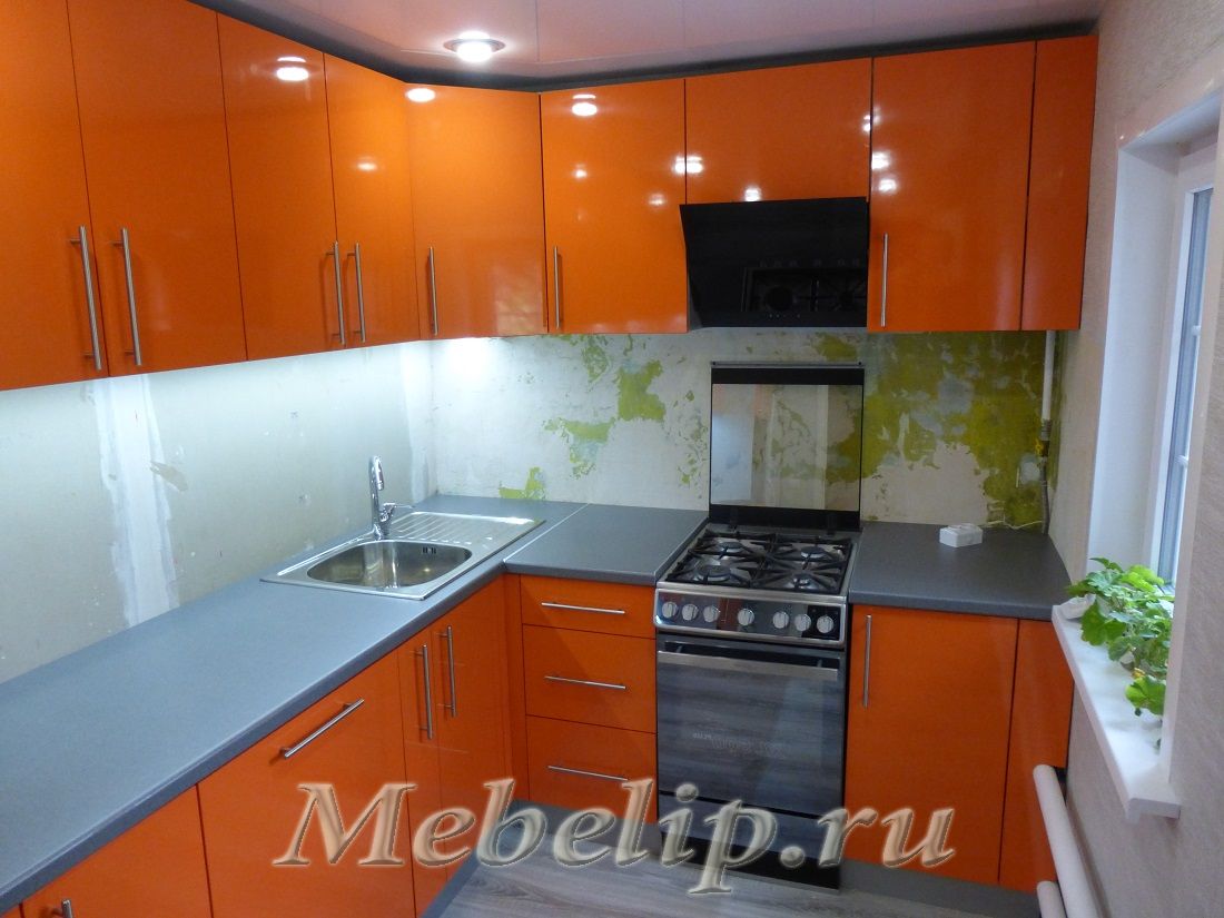 Угловой кухонный гарнитур, оранжевые фасады из МДФ